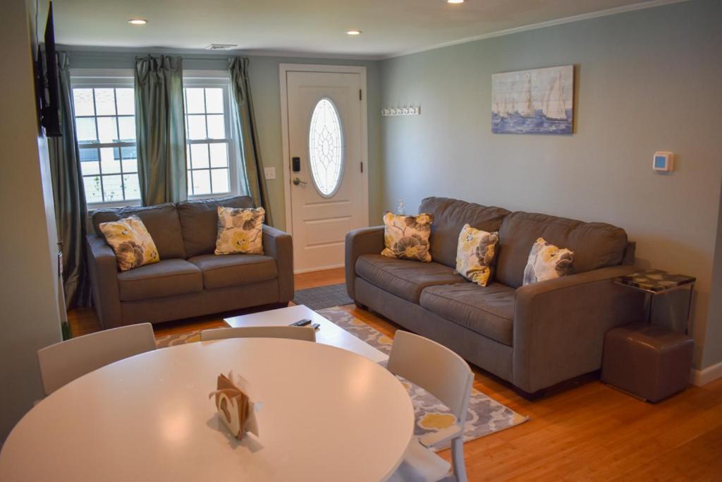 Seaside Serenity, Just A Block /0.1 Mile Away From The Beach Yarmouth Port Екстериор снимка